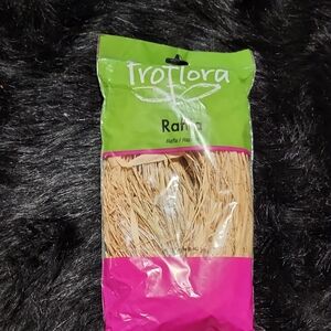 TrofFlora Natural Raffia. NEW  1.8 L.  115 cu in